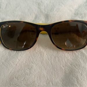 *Like New* Ray-Bans- just in time for summer!